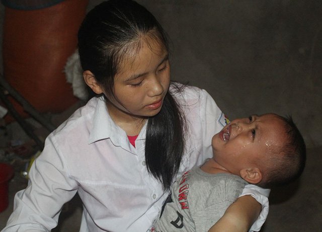 Bố mất, mẹ ung thư giai đoạn cuối, 4 đứa trẻ sống lay lắt qua ngày