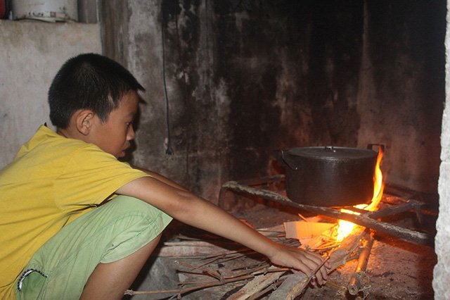 Bố mất, mẹ ung thư giai đoạn cuối, 4 đứa trẻ sống lay lắt qua ngày