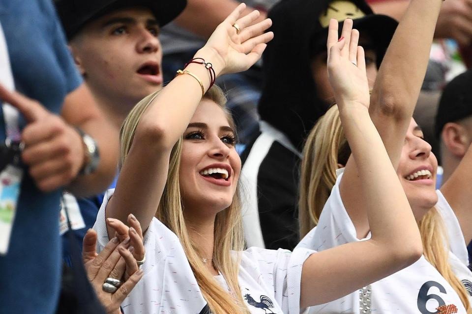 Bạn gái người mẫu của Paul Pogba tuyển Pháp: Gợi cảm và tiếng hư hỏng