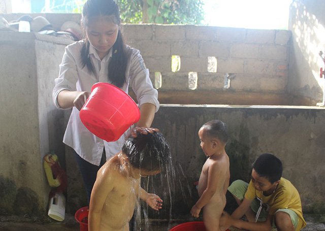 Bố mất, mẹ ung thư giai đoạn cuối, 4 đứa trẻ sống lay lắt qua ngày
