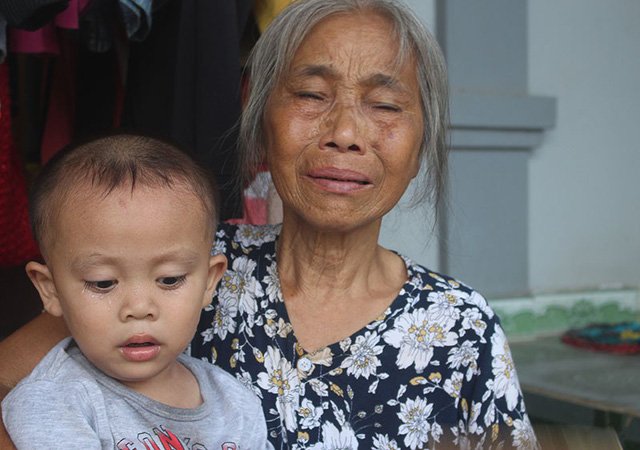 Bố mất, mẹ ung thư giai đoạn cuối, 4 đứa trẻ sống lay lắt qua ngày