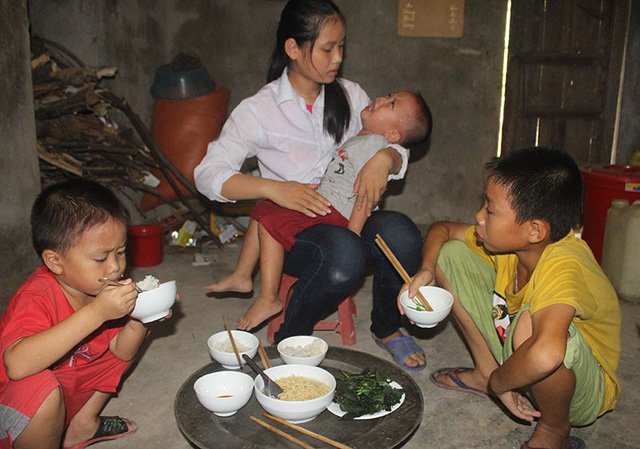 Bố mất, mẹ ung thư giai đoạn cuối, 4 đứa trẻ sống lay lắt qua ngày
