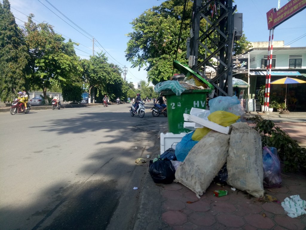 doi-thoai-voi-nguoi-dan-quanh-bai-rac-nghia-ky-khong-tim-duoc-tieng-noi-chung-ba-con-lu-luot-bo-ve