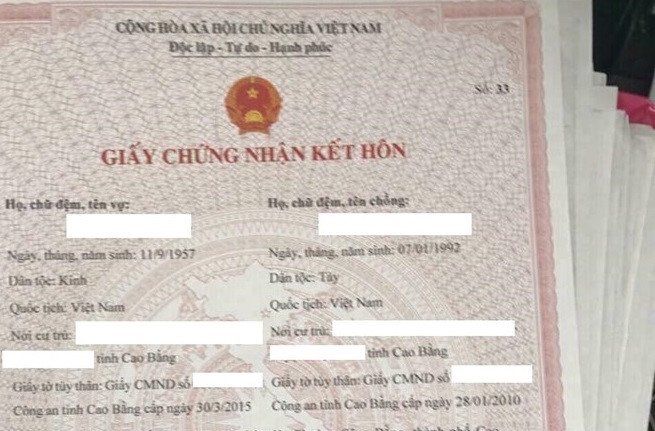 lo-dien-nguoi-chup-giay-dang-ky-ket-hon-cua-co-dau-61-tuoi-lay-chu-re-26-tuoi-o-cao-bang