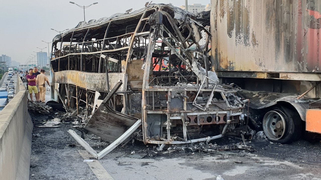 ha-noi-hai-nguoi-thuong-vong-trong-vu-xe-khach-va-cham-container-boc-chay-o-duong-tren-cao