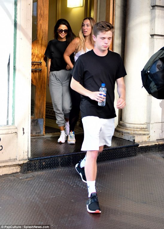 selena-gomez-van-rang-ro-du-cho-justin-bieber-goi-hon-phu-hailey-baldwin-la-tinh-yeu-cua-cuoc-doi-toi
