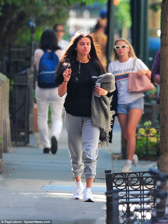 selena-gomez-van-rang-ro-du-cho-justin-bieber-goi-hon-phu-hailey-baldwin-la-tinh-yeu-cua-cuoc-doi-toi