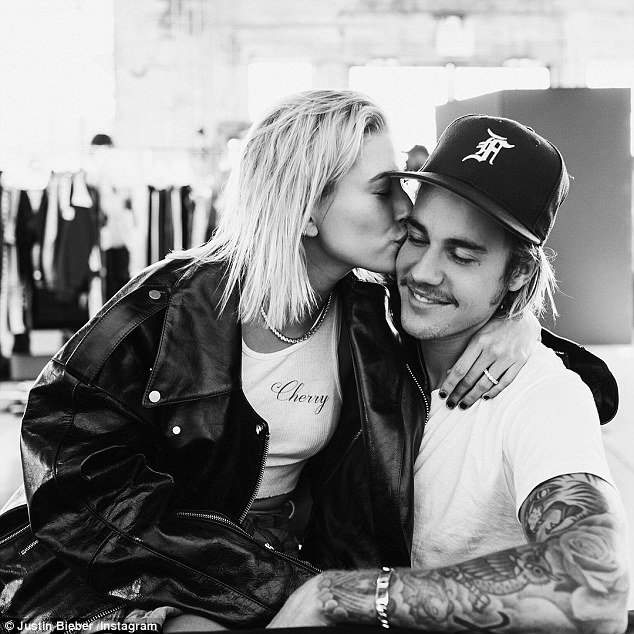 selena-gomez-van-rang-ro-du-cho-justin-bieber-goi-hon-phu-hailey-baldwin-la-tinh-yeu-cua-cuoc-doi-toi