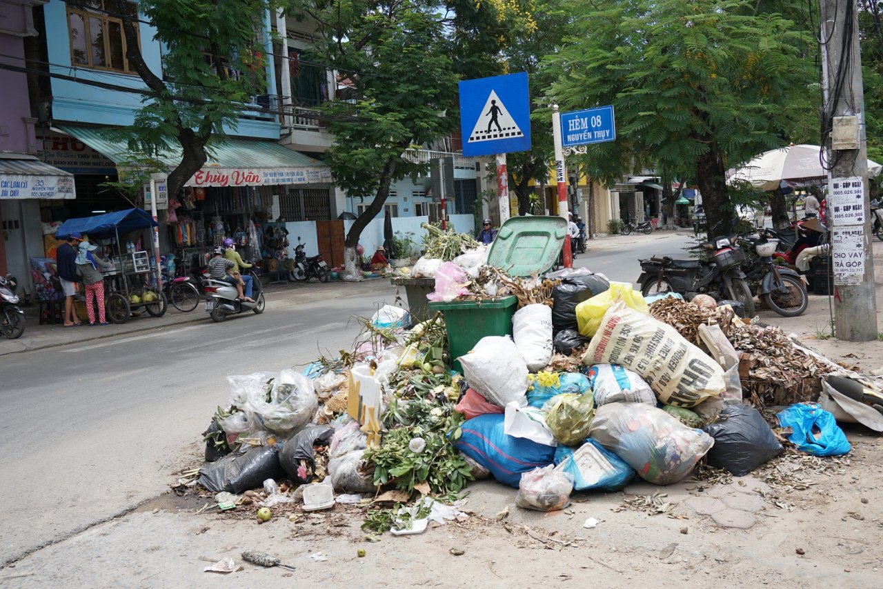 5-ngay-bi-dan-chan-xe-van-chuyen-rac-vao-nha-may-xu-li-tp-quang-ngai-ngap-ngua-trong-1500-tan-rac-thai