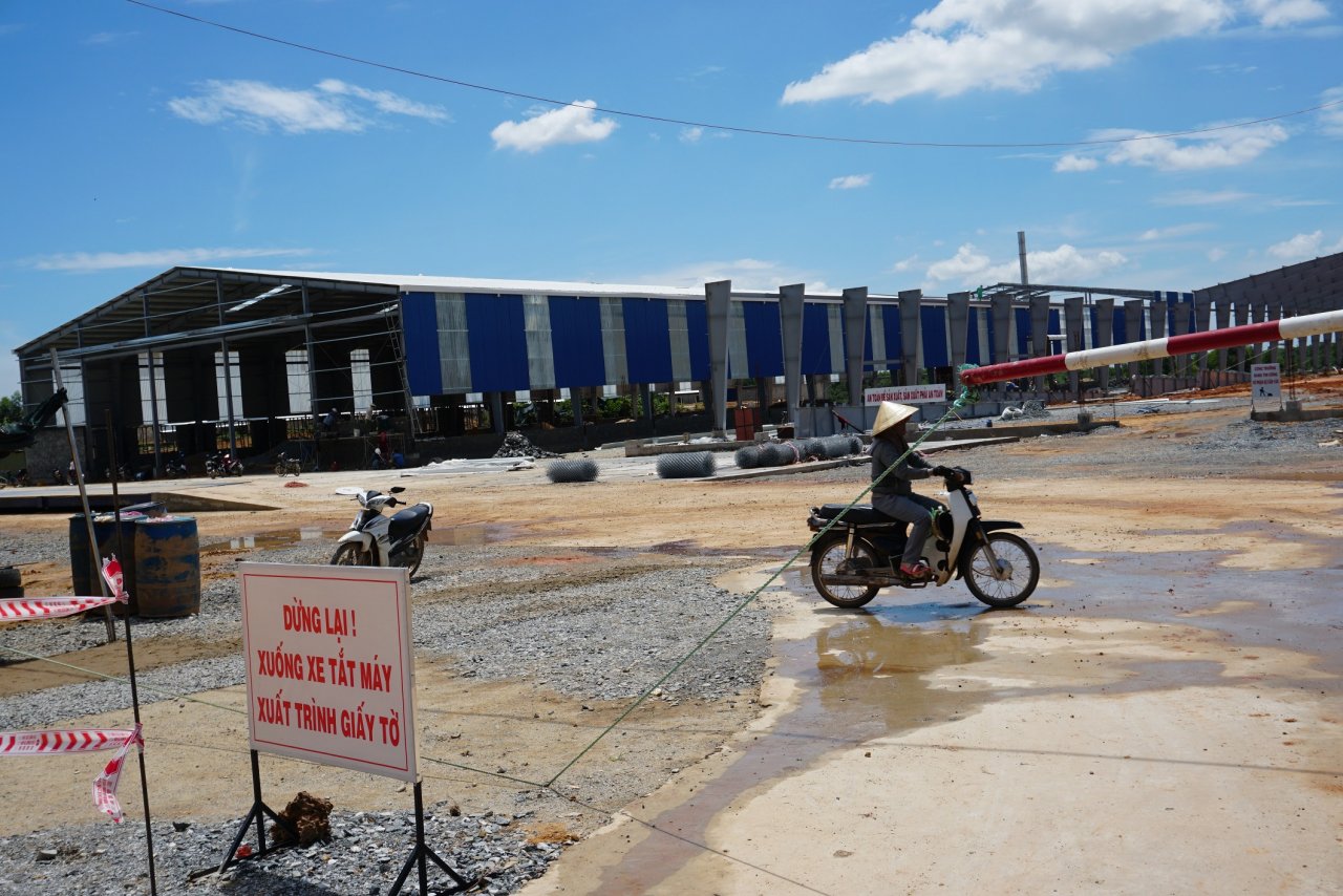 5-ngay-bi-dan-chan-xe-van-chuyen-rac-vao-nha-may-xu-li-tp-quang-ngai-ngap-ngua-trong-1500-tan-rac-thai