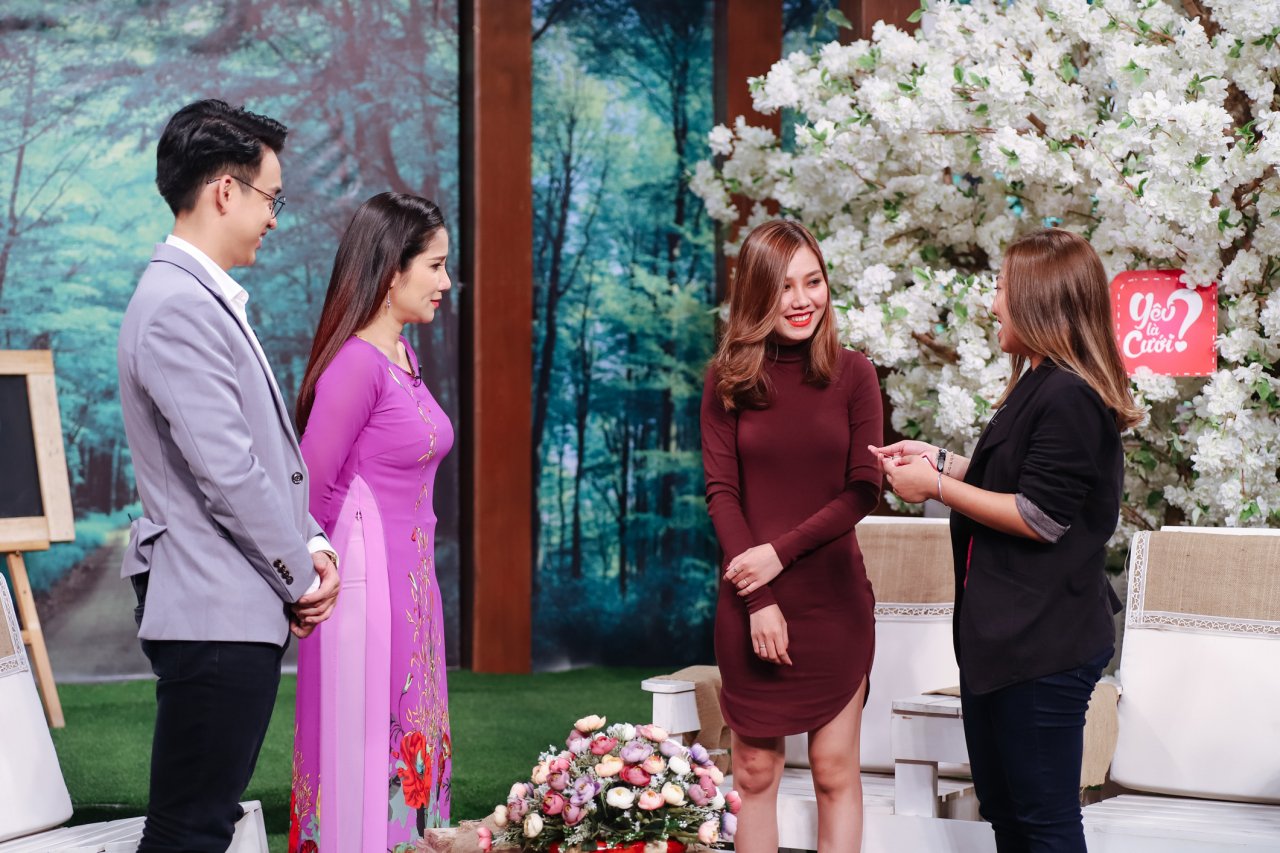 cap-doi-dong-tinh-tu-tinh-dich-thanh-tinh-nhan-va-man-cau-hon-duoc-ca-the-gioi-doi-theo-qua-livestream