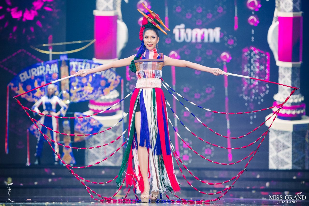 tron-ven-77-bo-trang-phuc-dan-toc-tai-miss-grand-thailand-khien-fans-viet-them-thuong-dinh-cao-cua-sang-tao-thuoc-ve-nuoc-thai