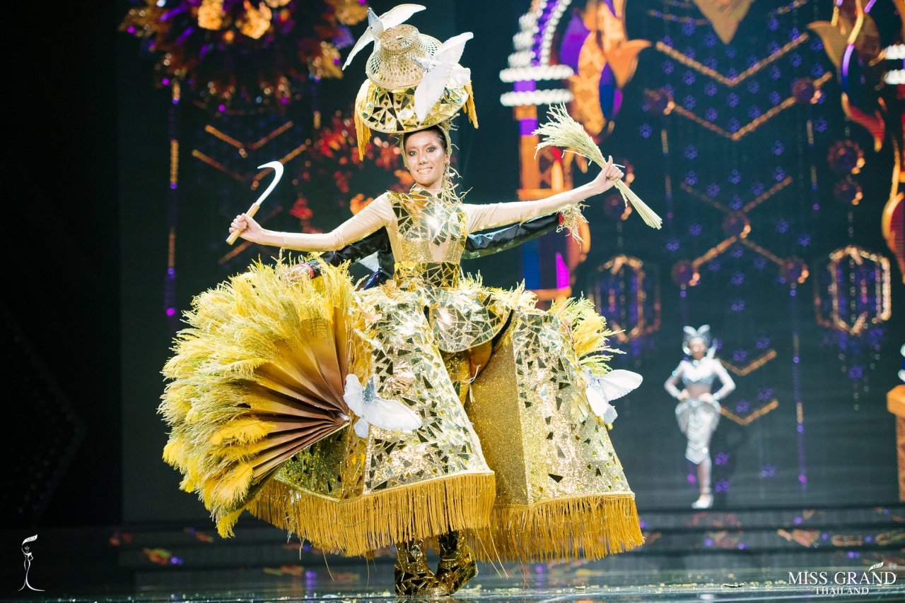 tron-ven-77-bo-trang-phuc-dan-toc-tai-miss-grand-thailand-khien-fans-viet-them-thuong-dinh-cao-cua-sang-tao-thuoc-ve-nuoc-thai