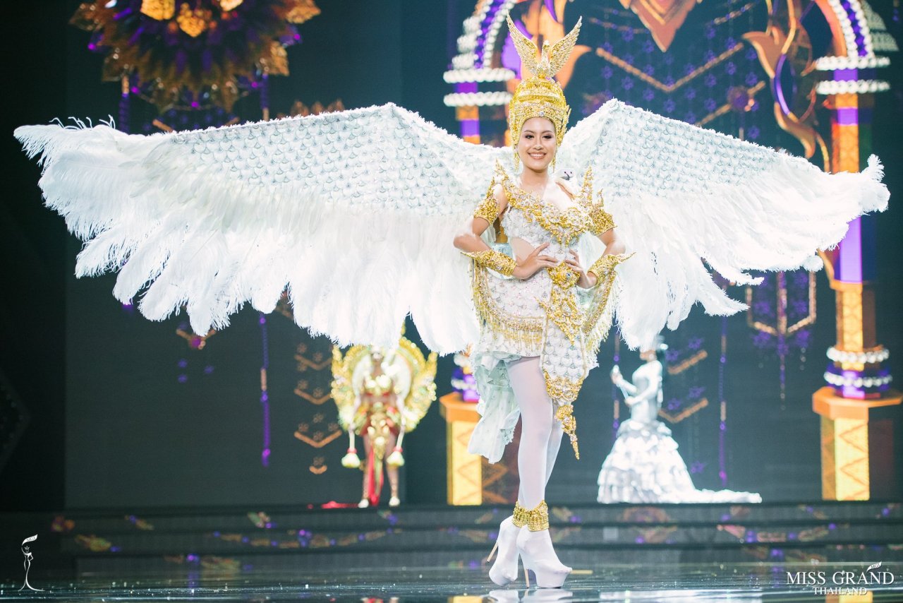 tron-ven-77-bo-trang-phuc-dan-toc-tai-miss-grand-thailand-khien-fans-viet-them-thuong-dinh-cao-cua-sang-tao-thuoc-ve-nuoc-thai