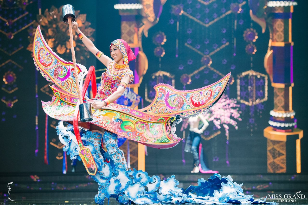 tron-ven-77-bo-trang-phuc-dan-toc-tai-miss-grand-thailand-khien-fans-viet-them-thuong-dinh-cao-cua-sang-tao-thuoc-ve-nuoc-thai