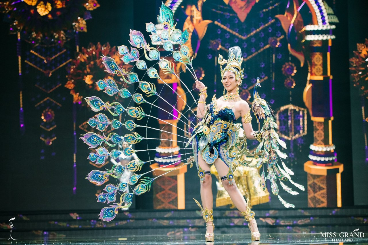 tron-ven-77-bo-trang-phuc-dan-toc-tai-miss-grand-thailand-khien-fans-viet-them-thuong-dinh-cao-cua-sang-tao-thuoc-ve-nuoc-thai