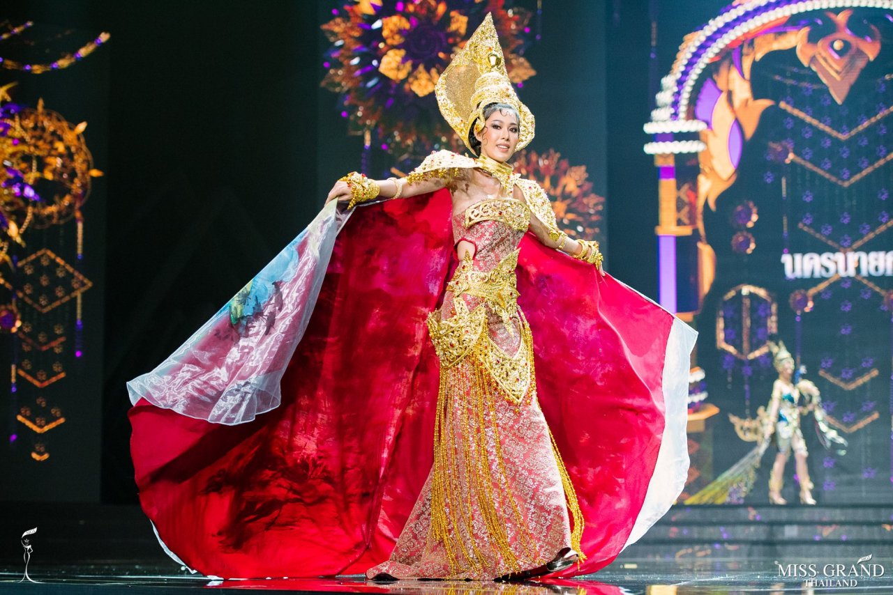 tron-ven-77-bo-trang-phuc-dan-toc-tai-miss-grand-thailand-khien-fans-viet-them-thuong-dinh-cao-cua-sang-tao-thuoc-ve-nuoc-thai