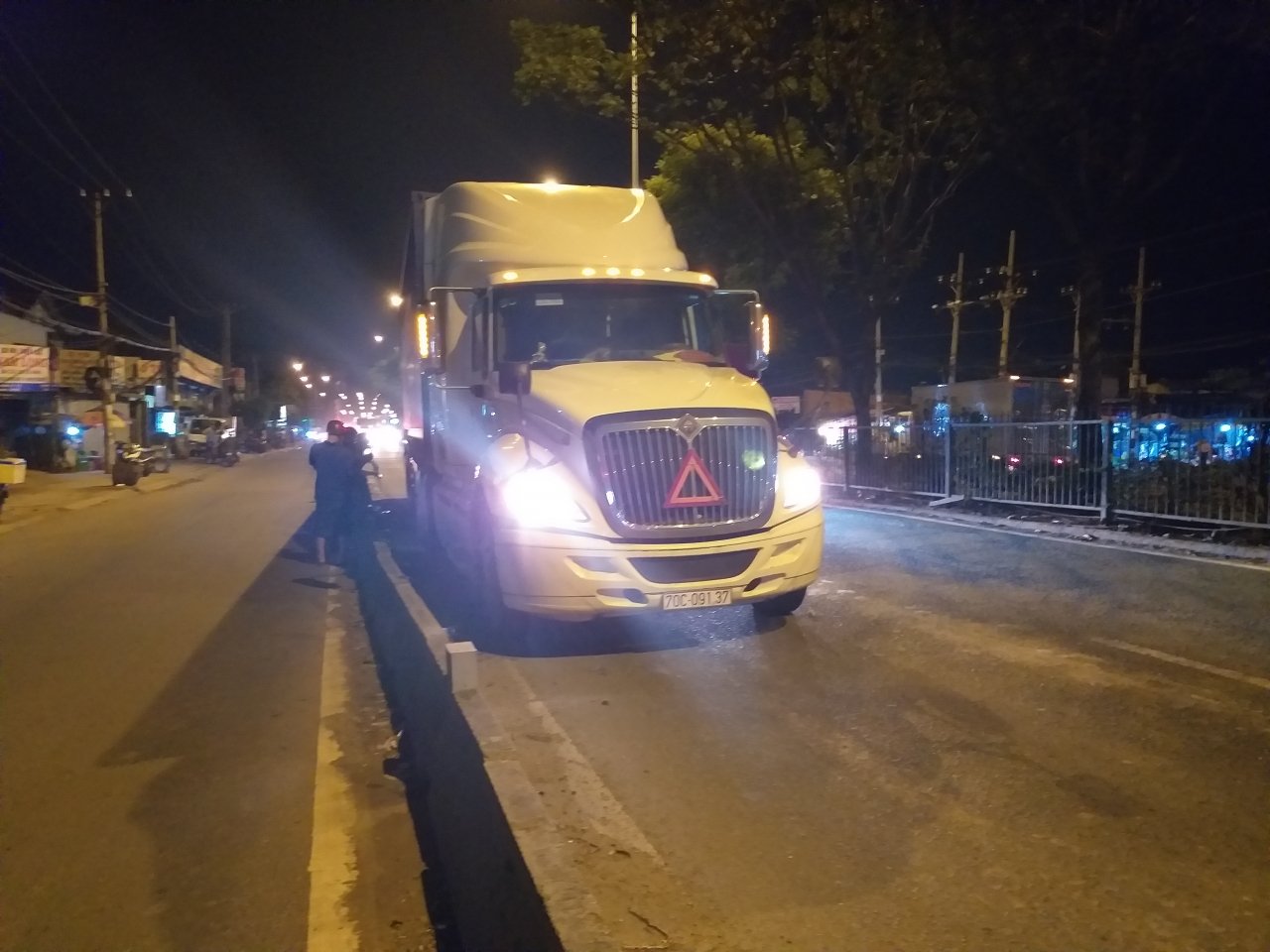chay-vao-lan-o-to-nguoi-dan-ong-bi-container-can-chet-thuong-tam-giua-khuya-o-tp-hcm