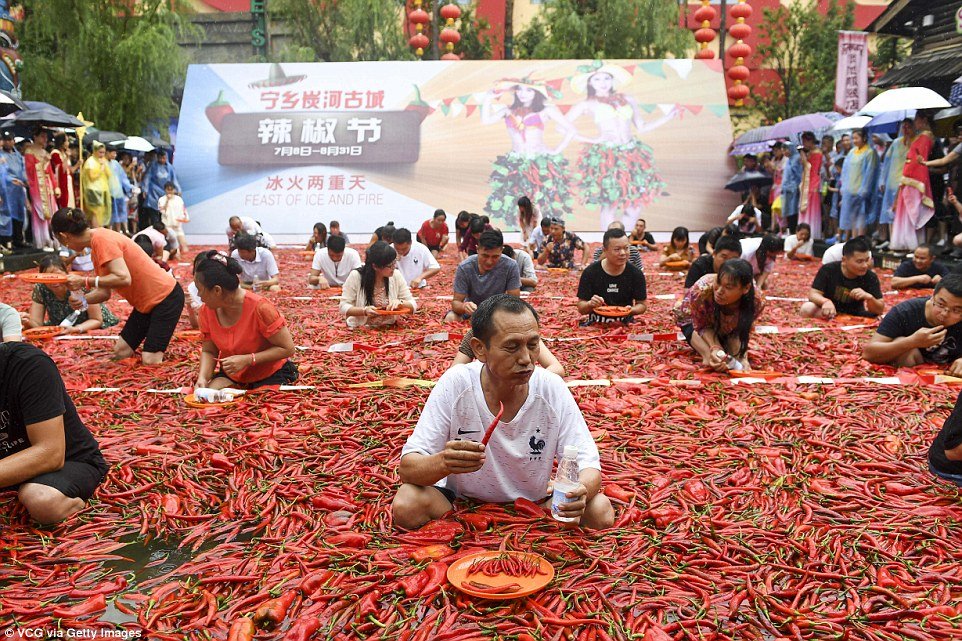 tai-trung-quoc-co-mot-cuoc-thi-ky-quac-trong-tiet-troi-40-do-mang-ten-an-ot