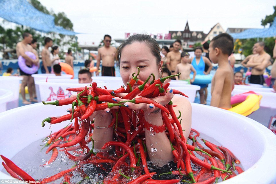 tai-trung-quoc-co-mot-cuoc-thi-ky-quac-trong-tiet-troi-40-do-mang-ten-an-ot
