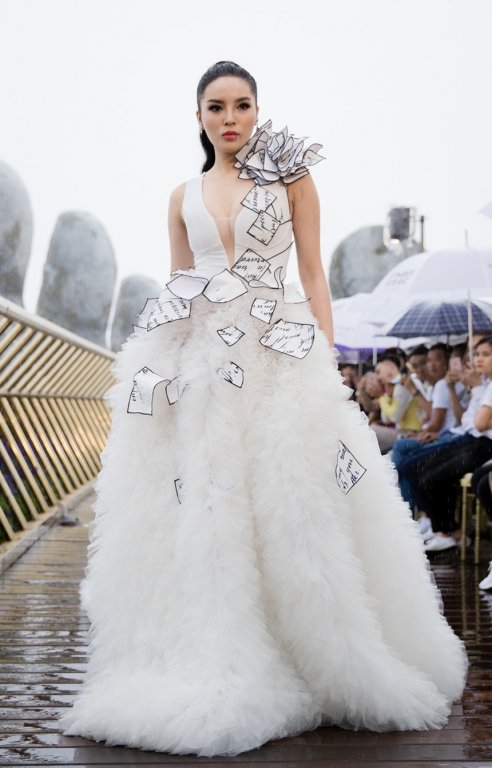 dam-nhan-vai-tro-first-face-quynh-anh-shyn-lan-dau-catwalk-duoi-mua-tren-do-cao-1400-met