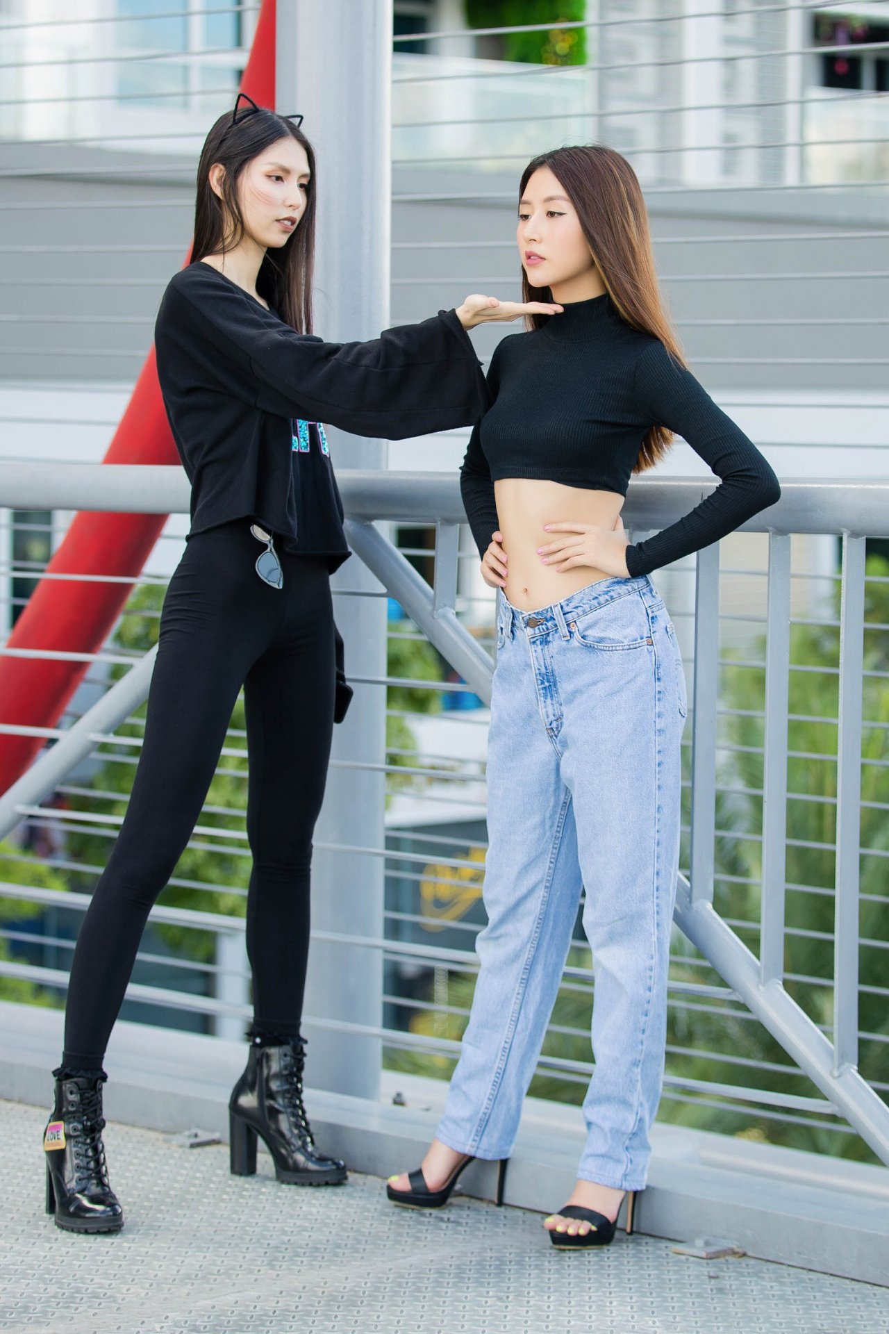dam-nhan-vai-tro-first-face-quynh-anh-shyn-lan-dau-catwalk-duoi-mua-tren-do-cao-1400-met