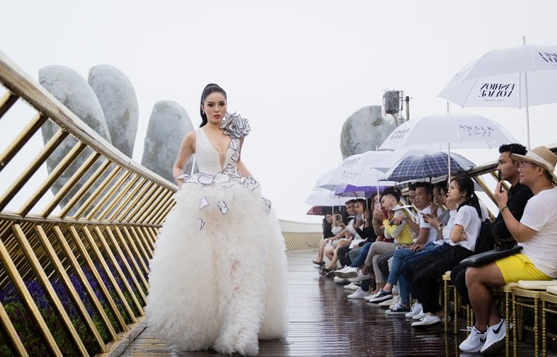 dam-nhan-vai-tro-first-face-quynh-anh-shyn-lan-dau-catwalk-duoi-mua-tren-do-cao-1400-met