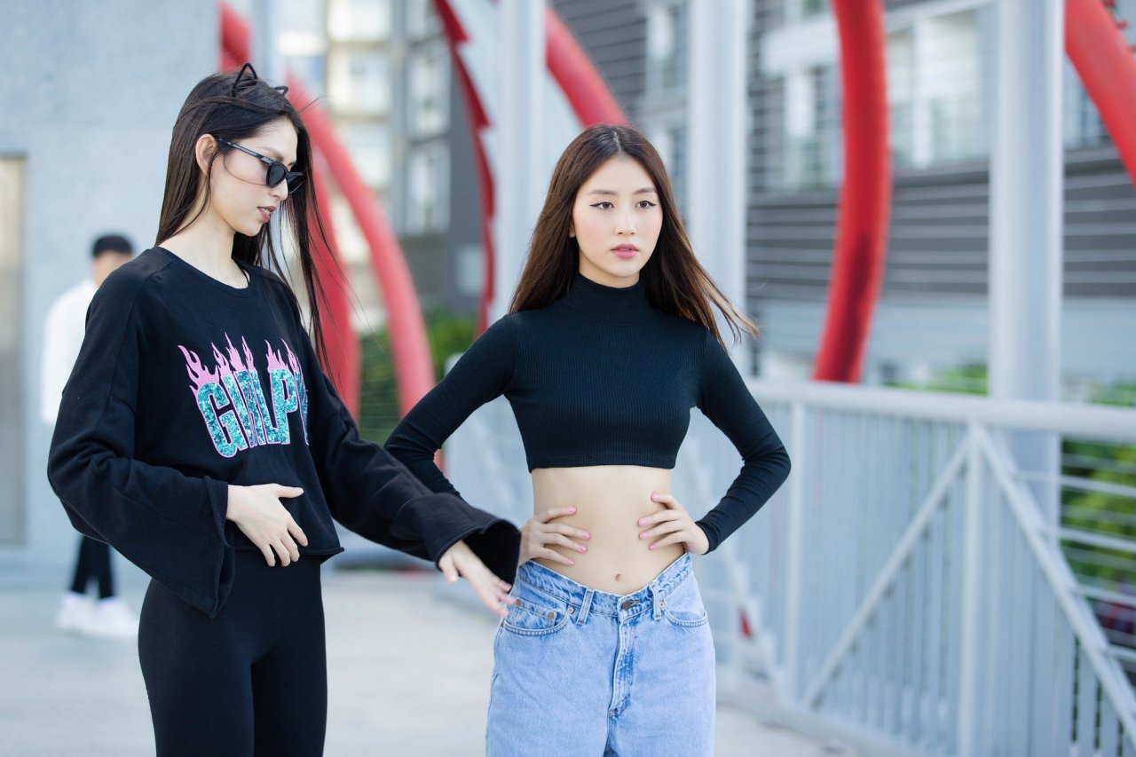 dam-nhan-vai-tro-first-face-quynh-anh-shyn-lan-dau-catwalk-duoi-mua-tren-do-cao-1400-met