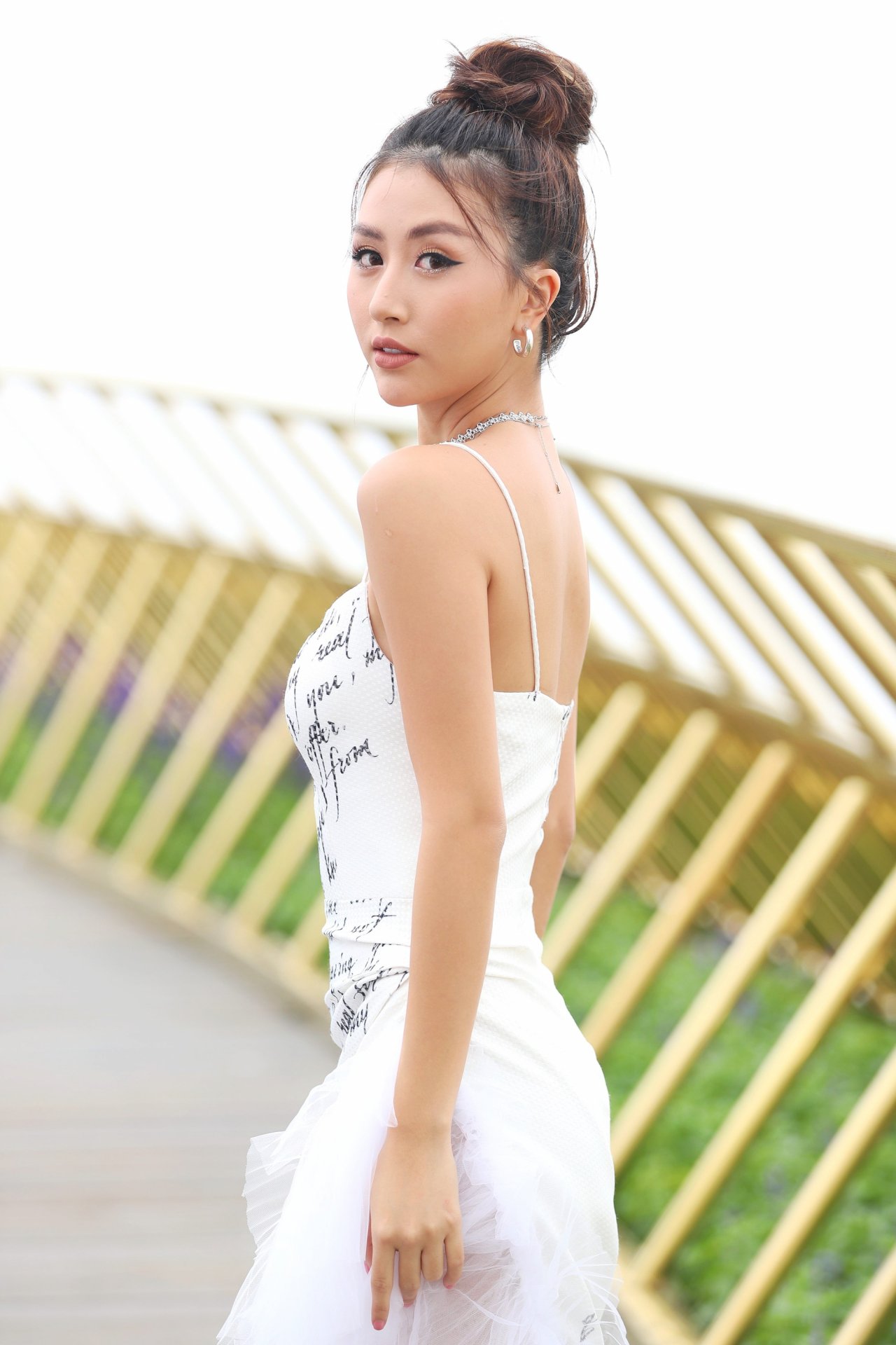 dam-nhan-vai-tro-first-face-quynh-anh-shyn-lan-dau-catwalk-duoi-mua-tren-do-cao-1400-met
