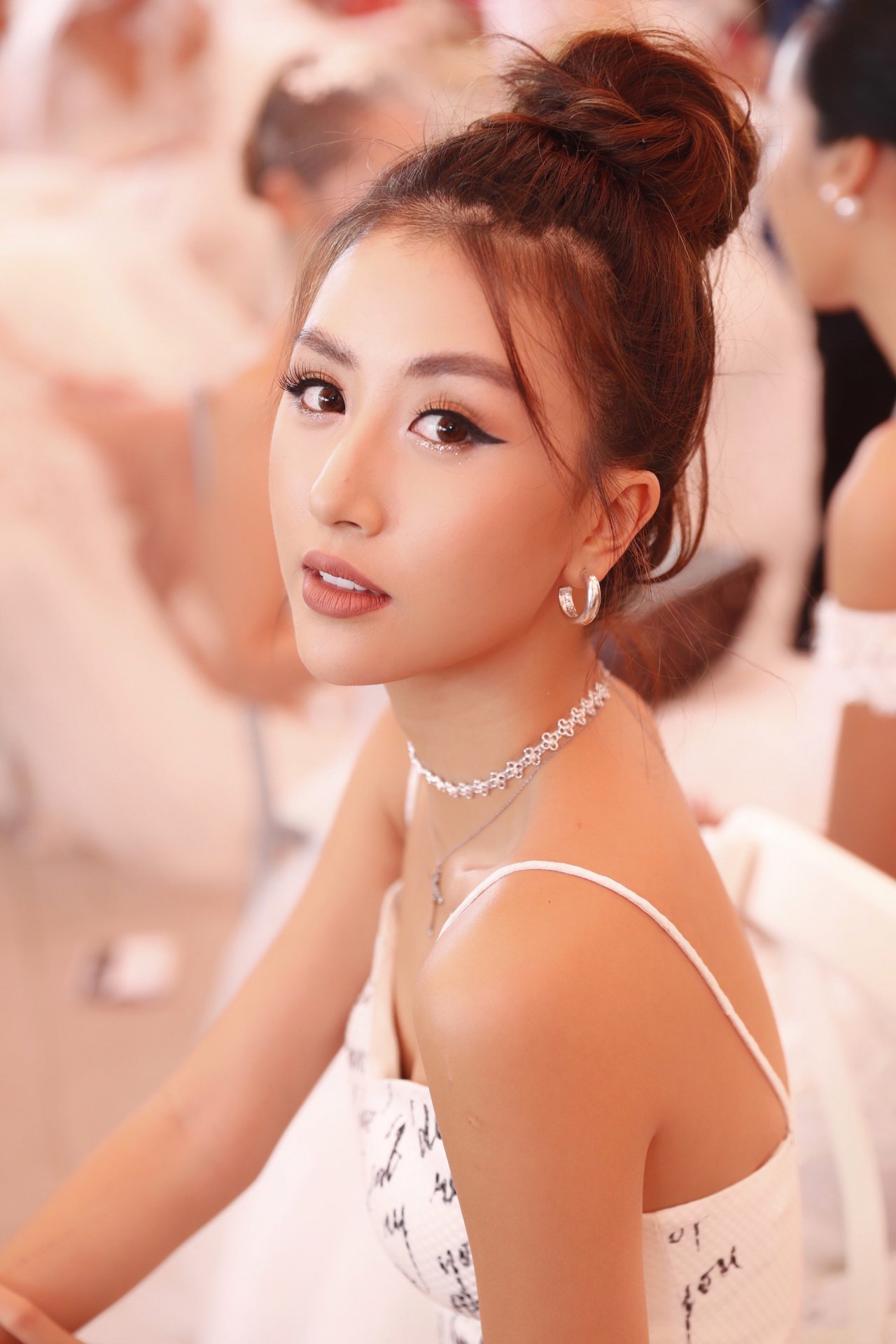 dam-nhan-vai-tro-first-face-quynh-anh-shyn-lan-dau-catwalk-duoi-mua-tren-do-cao-1400-met