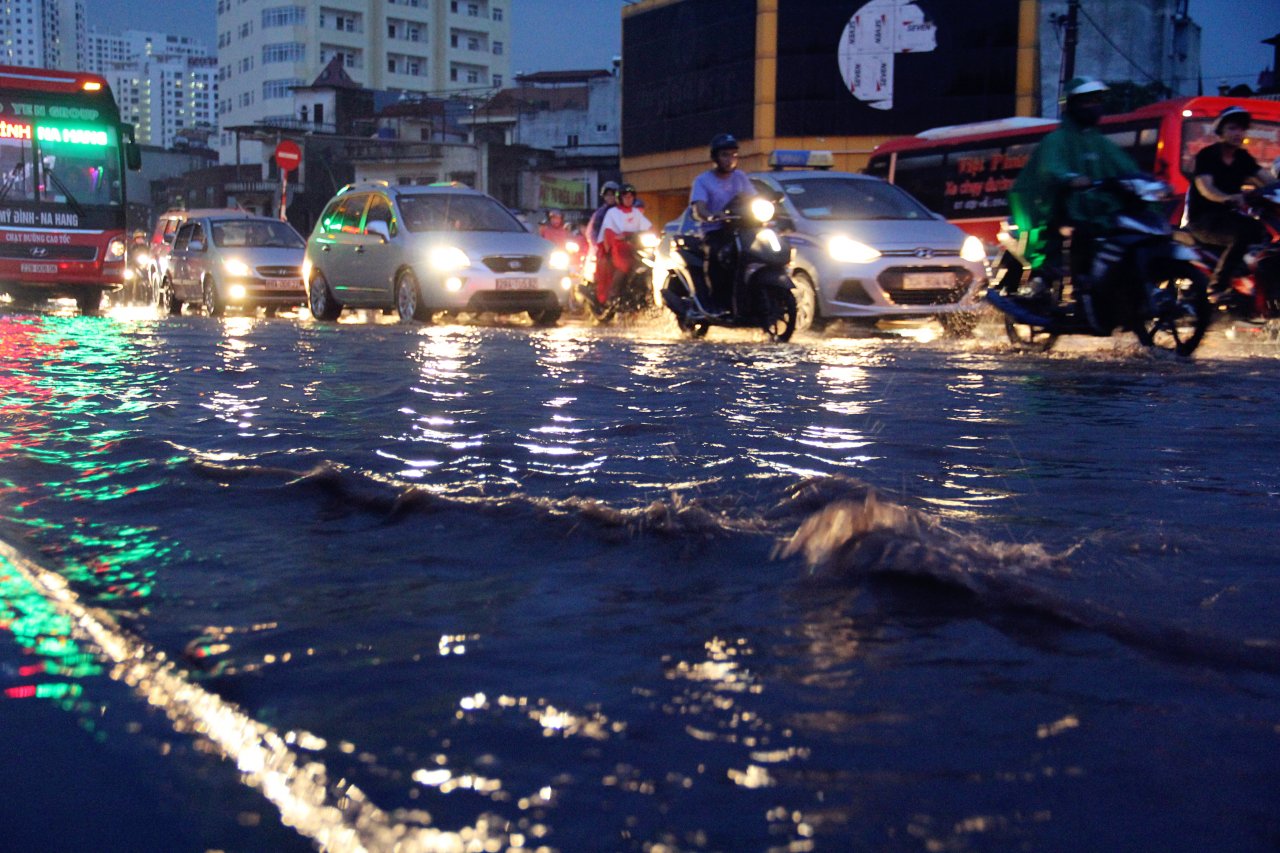 mua-lon-duong-ha-noi-song-vo-dat-dao