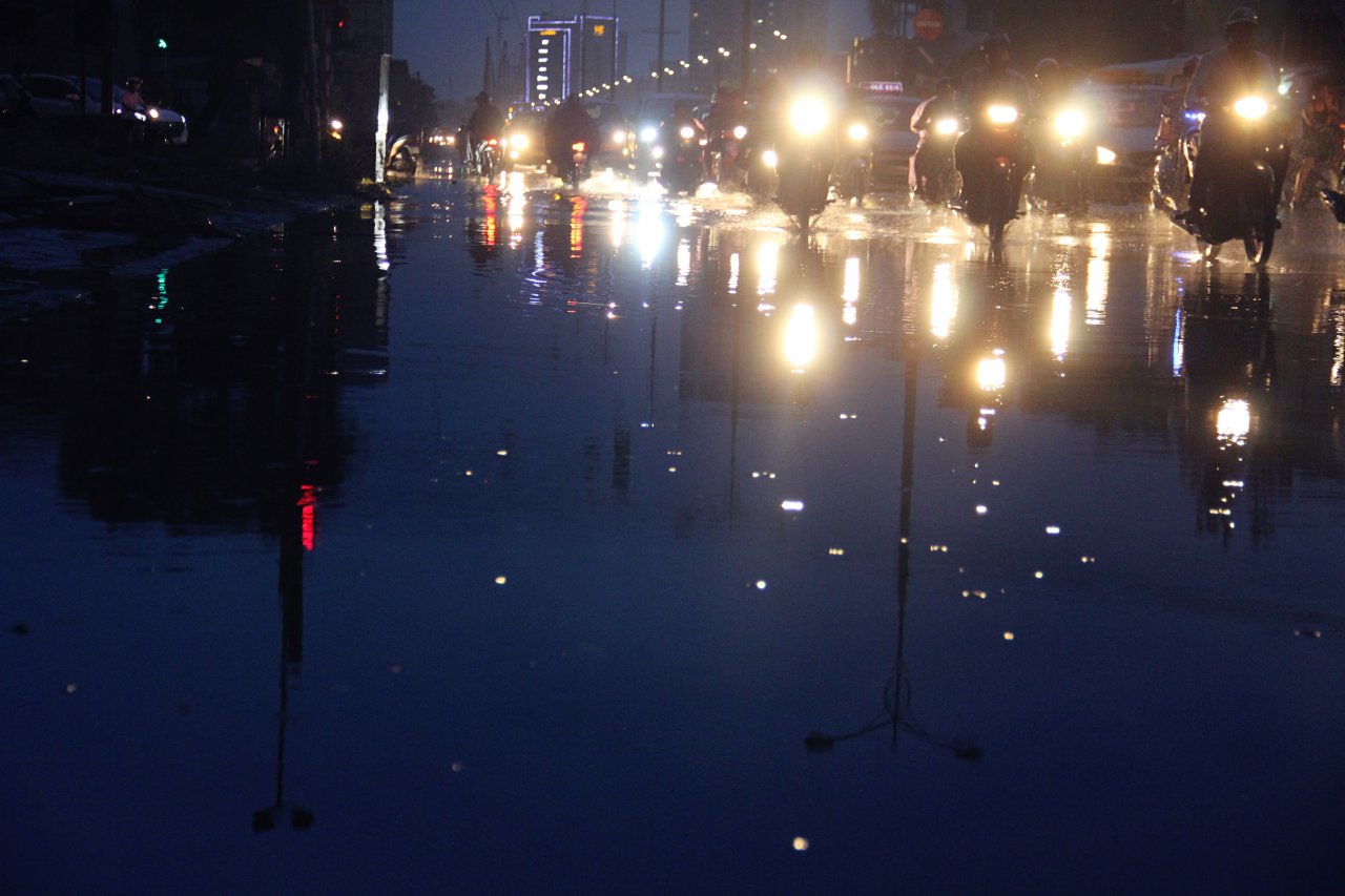 mua-lon-duong-ha-noi-song-vo-dat-dao