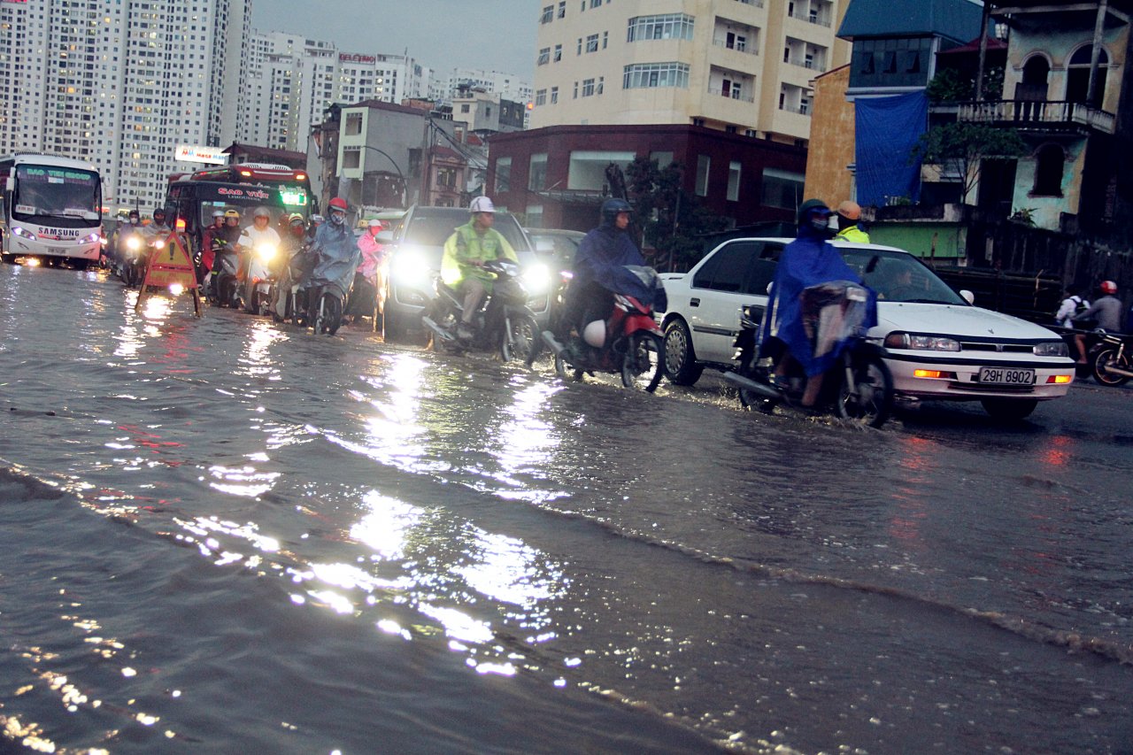 mua-lon-duong-ha-noi-song-vo-dat-dao