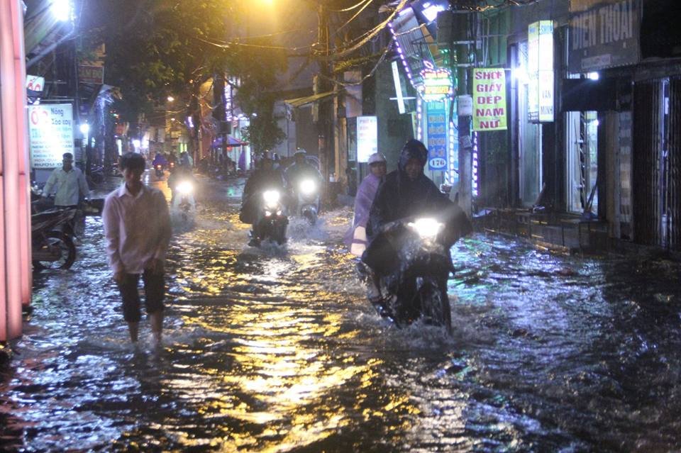 mua-lon-duong-ha-noi-song-vo-dat-dao