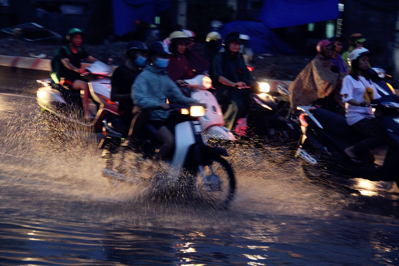 mua-lon-duong-ha-noi-song-vo-dat-dao