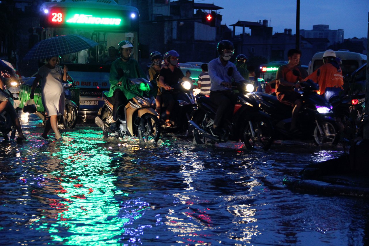 mua-lon-duong-ha-noi-song-vo-dat-dao