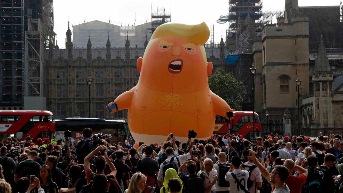 qua-bong-bay-donald-trump-va-10000-nguoi-dieu-hanh-khien-tong-thong-my-thay-khong-duoc-hoan-nghenh-o-anh