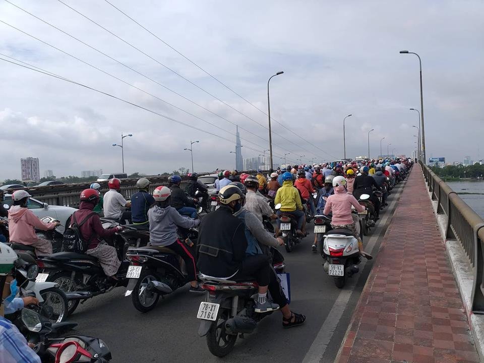 2-vu-va-cham-tren-cau-binh-trieu-cua-ngo-vao-ben-xe-mien-dong-te-liet-ngay-dau