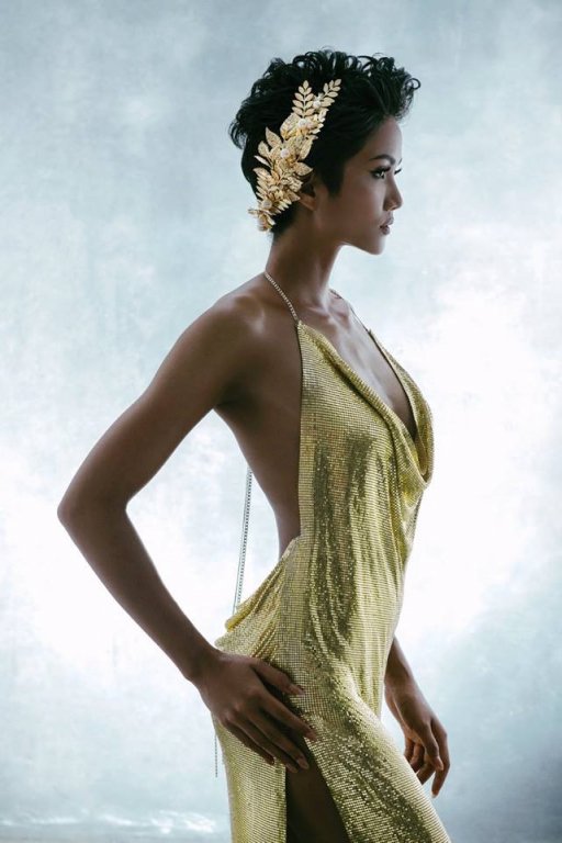 chiec-vay-tung-gay-tranh-cai-nhat-cua-hhen-nie-bi-phat-hien-dao-nhai-versace