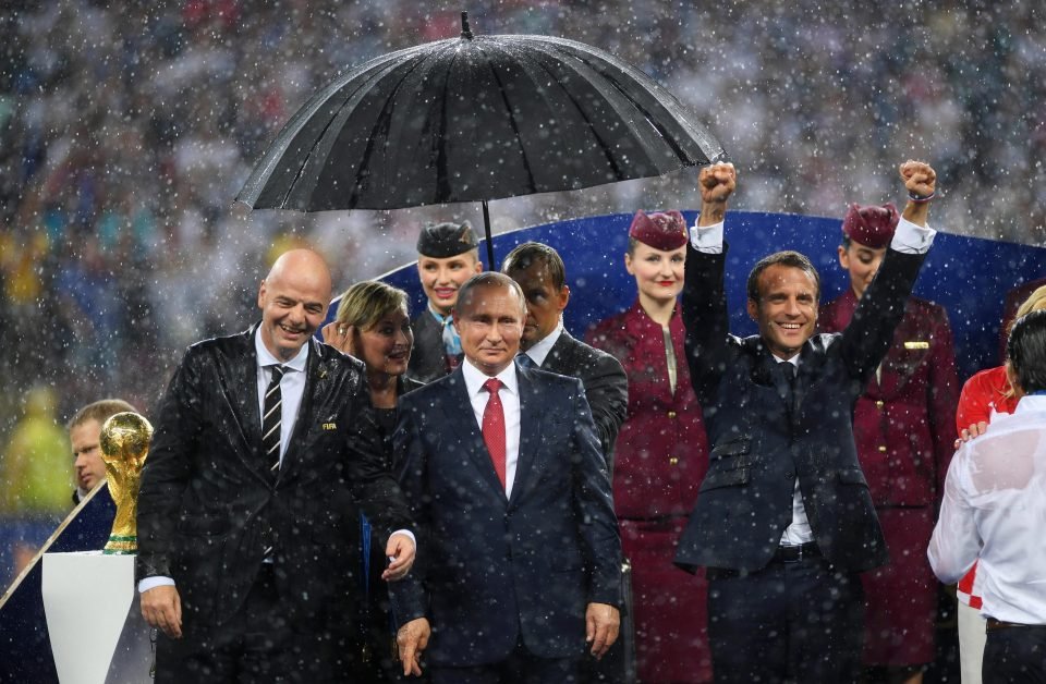 mot-minh-mot-o-khien-tong-thong-putin-mat-diem-tram-trong-trong-le-trao-giai-o-world-cup