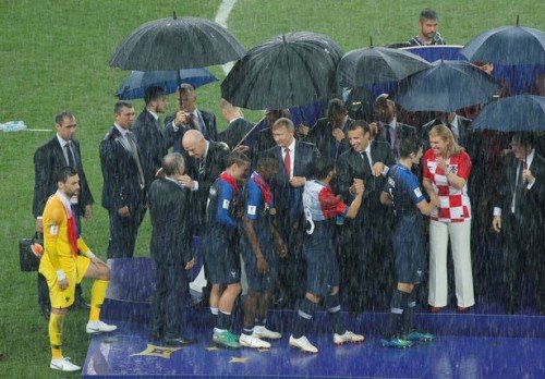 mot-minh-mot-o-khien-tong-thong-putin-mat-diem-tram-trong-trong-le-trao-giai-o-world-cup