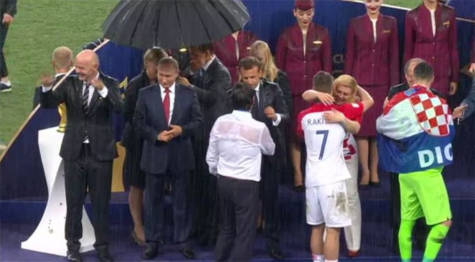 mot-minh-mot-o-khien-tong-thong-putin-mat-diem-tram-trong-trong-le-trao-giai-o-world-cup