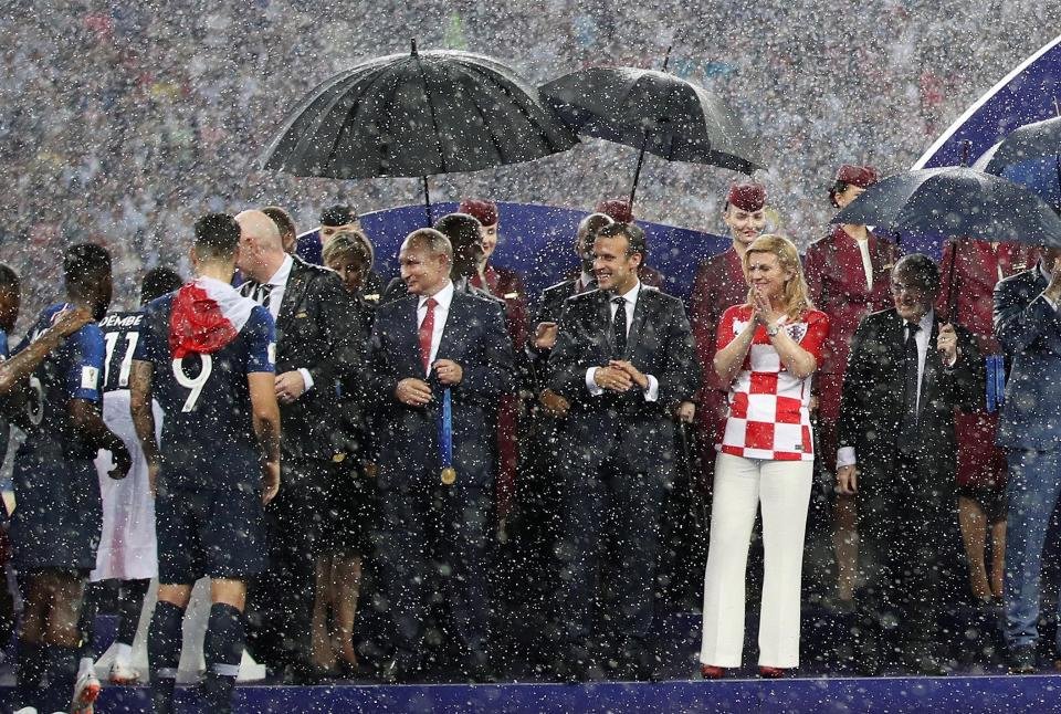mot-minh-mot-o-khien-tong-thong-putin-mat-diem-tram-trong-trong-le-trao-giai-o-world-cup