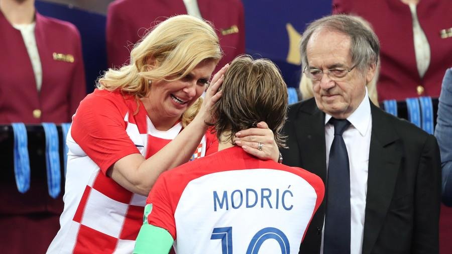 nu-tong-thong-croatia-gay-chu-y-nhat-tran-chung-ket-world-cup-2018-la-ai