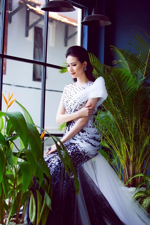 bi-che-qua-tuoi-thi-hoa-hau-phan-thi-mo-tung-anh-goi-cam-truoc-ngay-len-duong-tham-gia-hoa-hau-dai-su-du-lich-the-gioi-2018