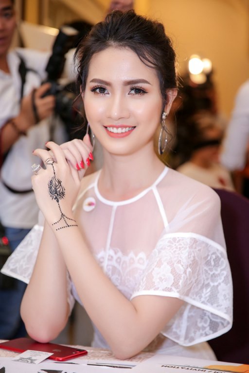 bi-che-qua-tuoi-thi-hoa-hau-phan-thi-mo-tung-anh-goi-cam-truoc-ngay-len-duong-tham-gia-hoa-hau-dai-su-du-lich-the-gioi-2018