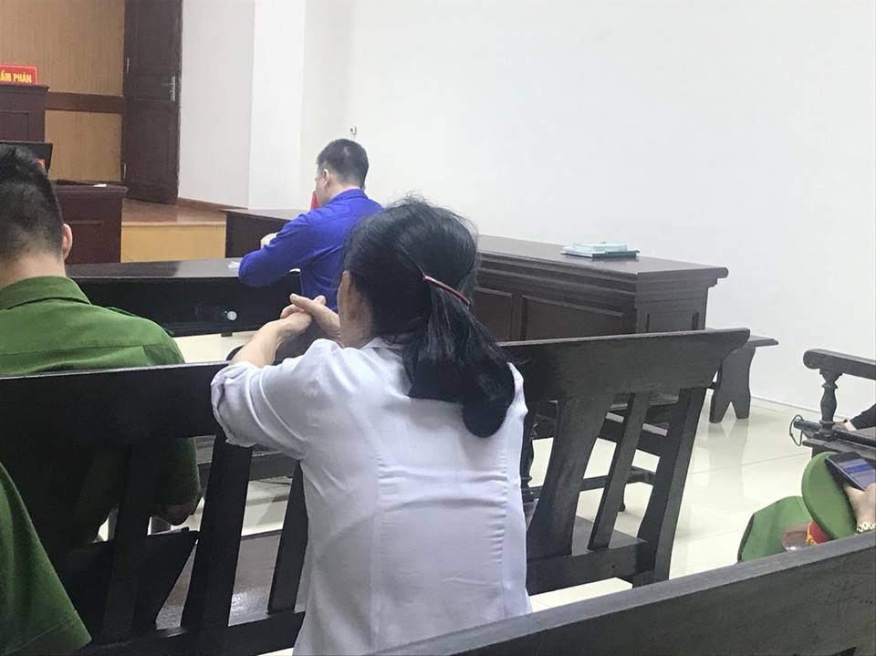 cuu-can-bo-ngan-hang-dam-o-tre-em-linh-an-2-nam-tu-giam