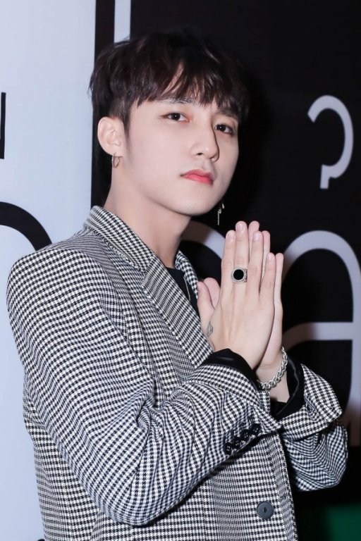 xon-xao-tin-son-tung-m-tp-dung-chung-san-khau-voi-hyuna-dia