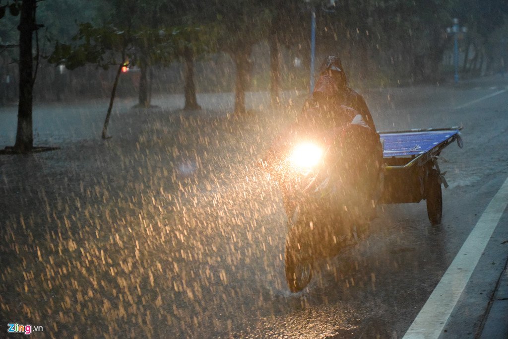 Bất chấp cảnh báo, du khách tắm biển khi bão Sơn Tinh sắp đổ bộ