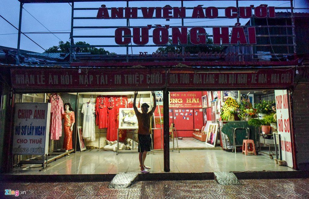 Bất chấp cảnh báo, du khách tắm biển khi bão Sơn Tinh sắp đổ bộ